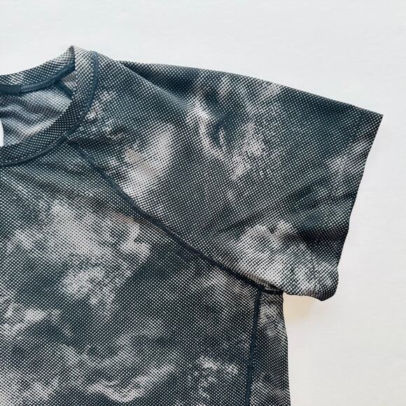 Athleta Ultimate Train Printed Tee Digi Camo Grey Black Size XS Short Sleeve - Picture 3 of 8